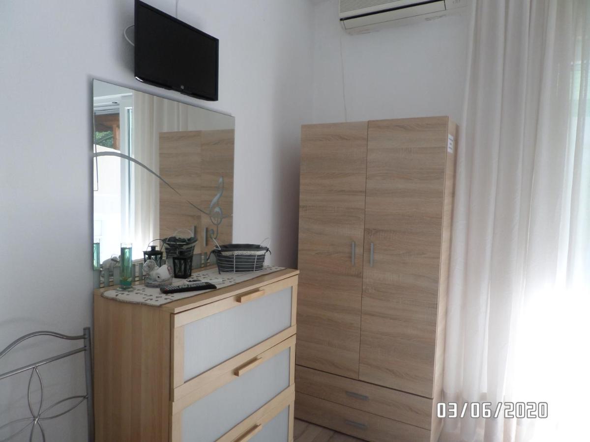 Anais Apartment Néa Péramos Екстериор снимка