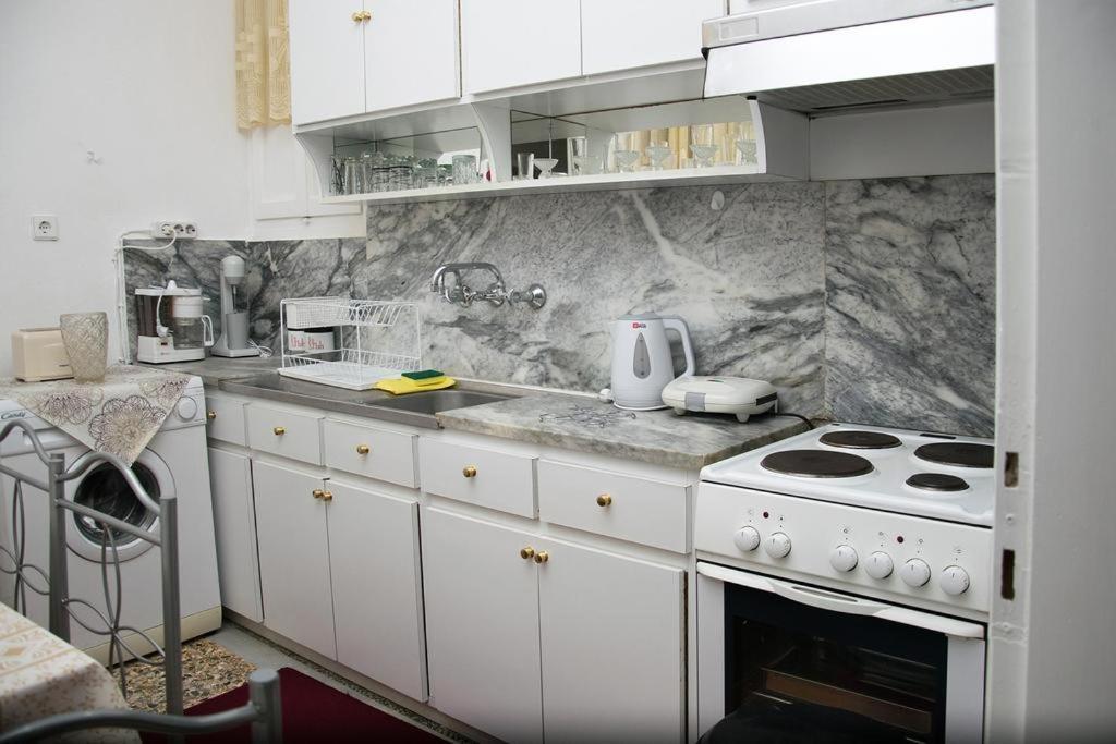 Anais Apartment Néa Péramos Екстериор снимка