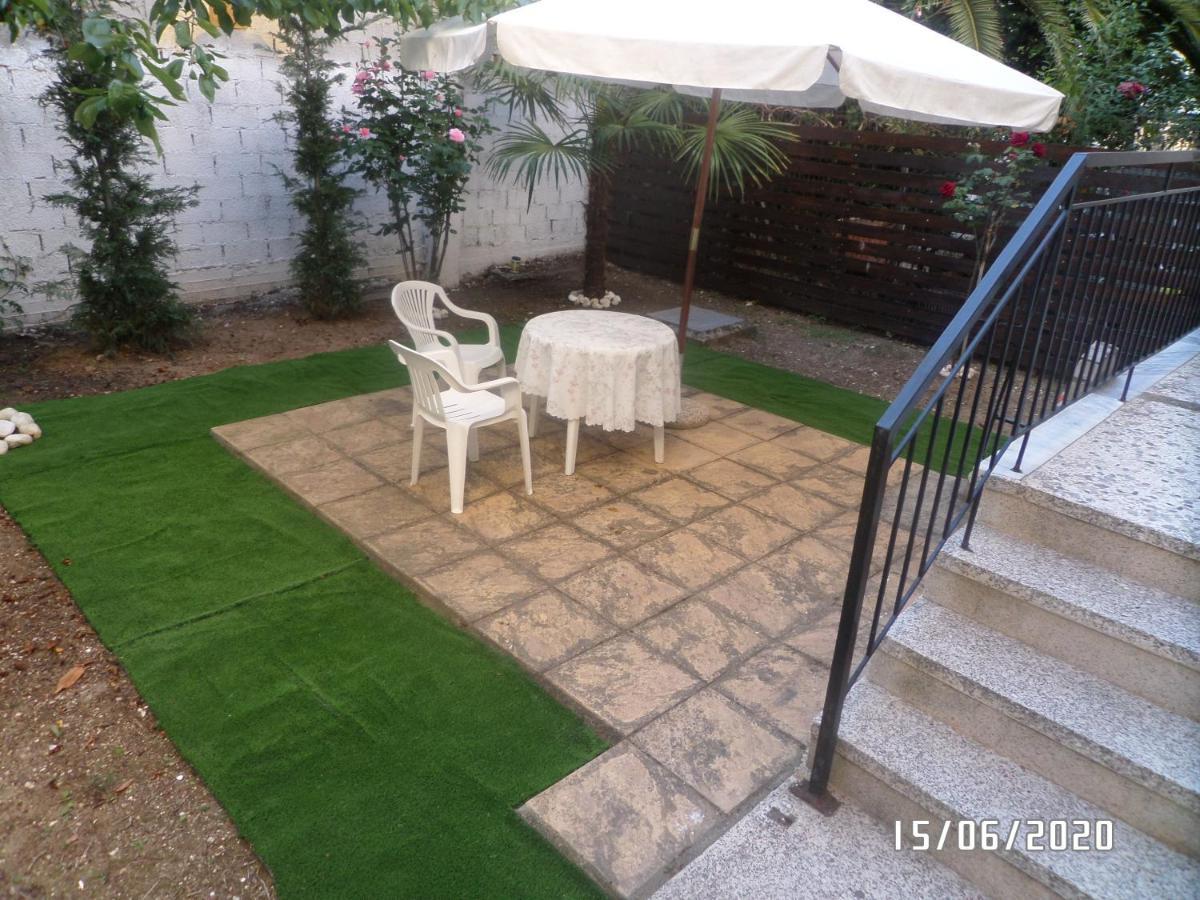 Anais Apartment Néa Péramos Екстериор снимка